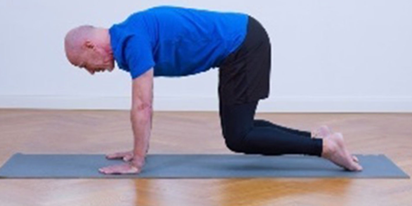 oudere man die knielift doet oudere man die knielift doet